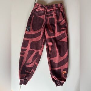 Nike A.I.R. (Artist In Residence) Kids' Cody Hudson Joggers in maroon Flyease